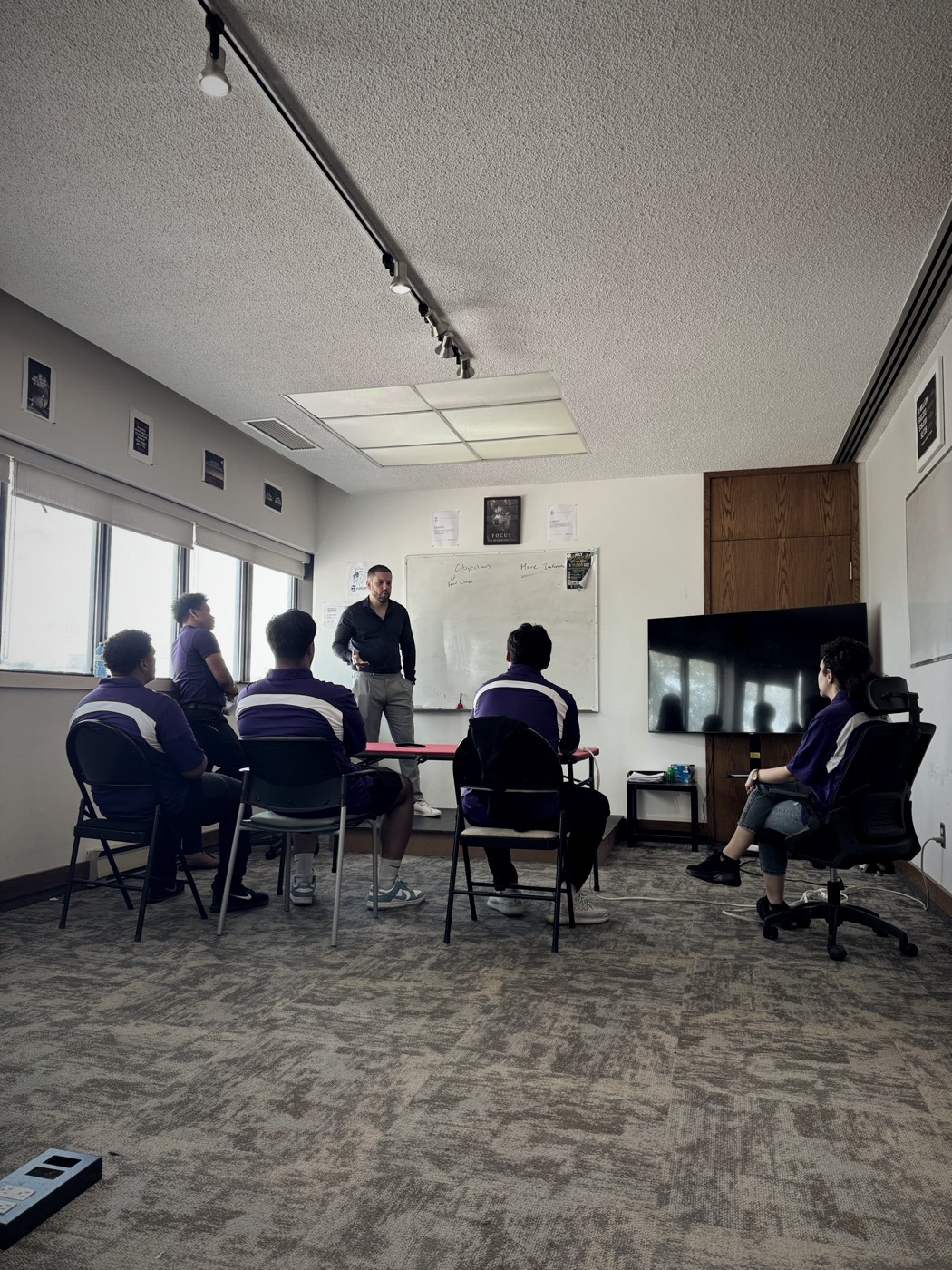 A leader coaching new representatives
